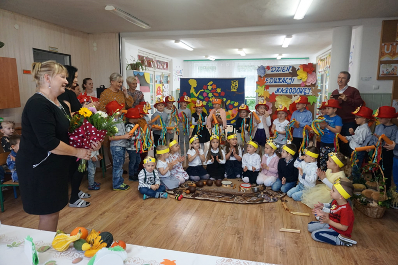 Z okazji Dnia Edukacji Narodowej w placówkach oświatowych w gminie Złoty Stok odbył się uroczysty apel oraz przedstawienia artystyczne zaprezentowane przez dzieci