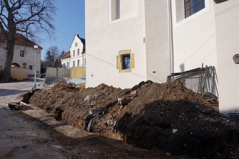 Przy kościele poewangelickim trwają prace fundamentowe pod ogrodzenie terenu