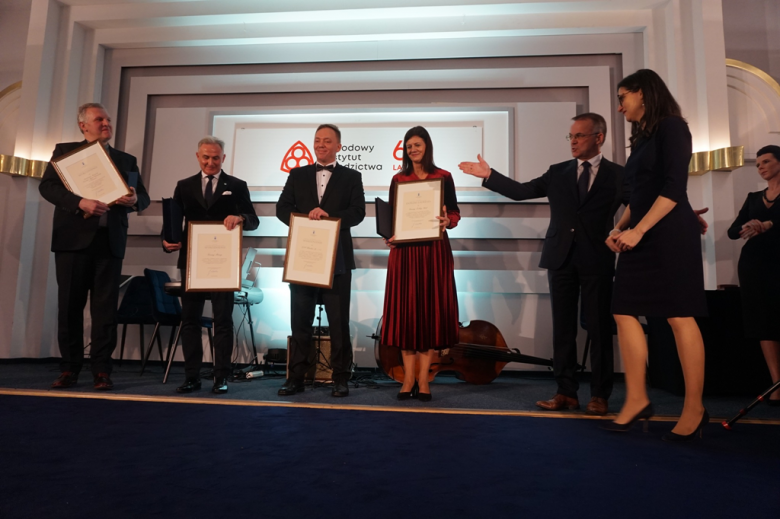 Burmistrz Grażyna Orczyk odebrała nagrodę z rąk Wiceministra Kultury i Dziedzictwa Narodowego Jarosława Sellina i Dyrektor Narodowego Instytutu Dziedzictwa Katarzyny Zalasińskiej