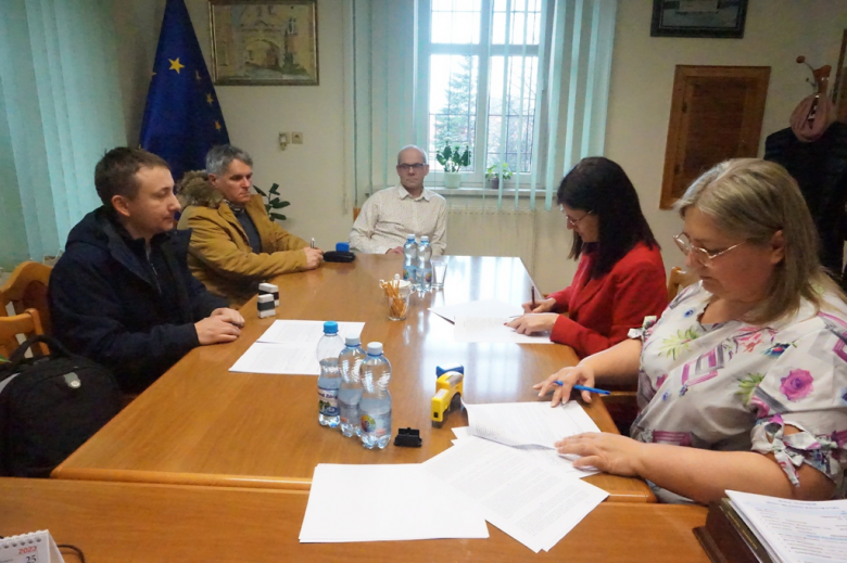 Grażyna Orczyk, burmistrz Złotego Stoku podpisała umowę z wykonawcą zadania
