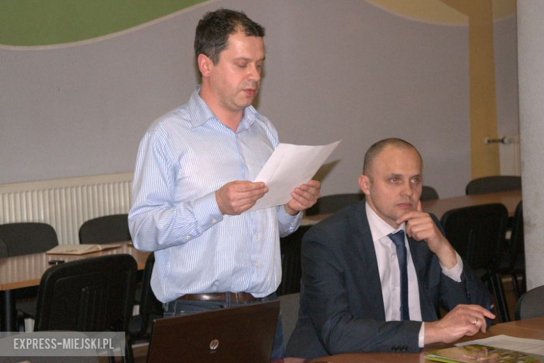 Urzędnik Dariusz Gliński i Rafał Batóg - kierownik Referatu Inwestycji
