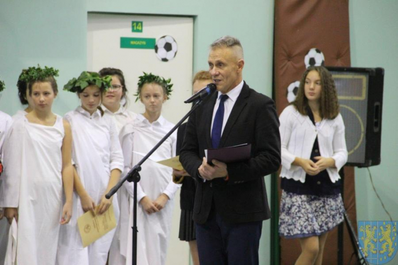 Uroczysty apel w Szkole Podstawowej im. Papieża Jana Pawła II w Kamieńcu Ząbkowickim