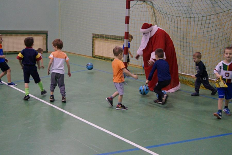 Pierwsze zajęcia i spotkanie ze św. Mikołajem w Akademii Piłkarskiej „GOAL”