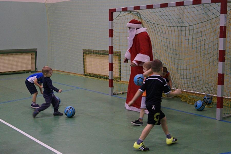 Pierwsze zajęcia i spotkanie ze św. Mikołajem w Akademii Piłkarskiej „GOAL”