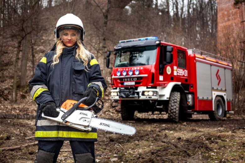 Sesja fotograficzna strażaków-ochotników i druhen z Budzowa