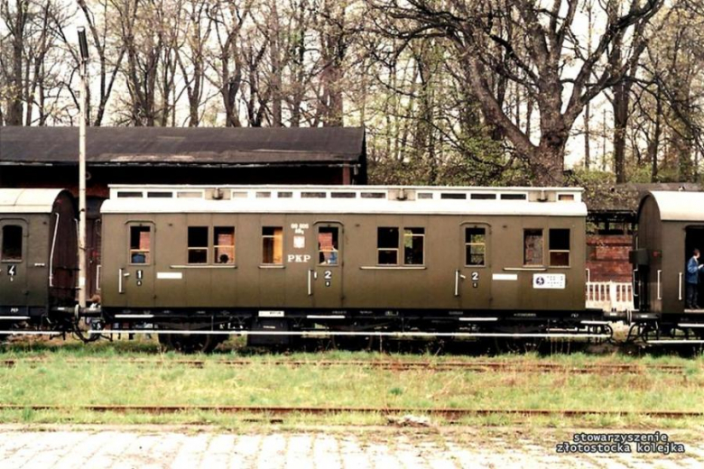 Wiosenny pociąg retro na stacji Złoty Stok 1996r.