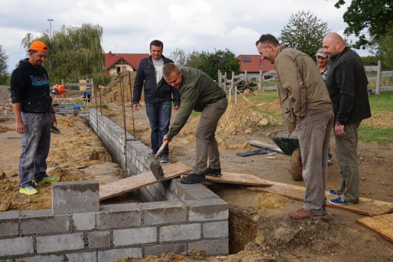 Wkopano kamień węgielny pod budowę domku myśliwskiego w Złotym Stoku