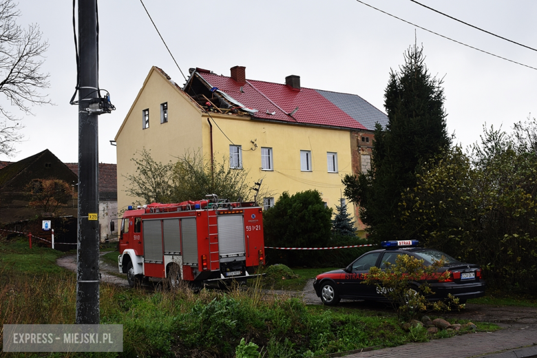 Wichury nad Polską. Zerwane dachy i linie energetyczne, powalone drzewa. W wielu miejscowościach powiatu nie ma prądu