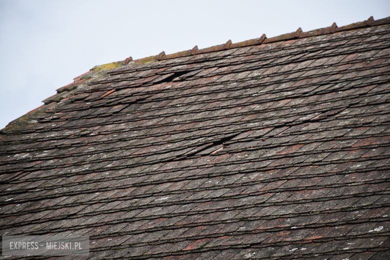 Wichury nad Polską. Zerwane dachy i linie energetyczne, powalone drzewa. W wielu miejscowościach powiatu nie ma prądu