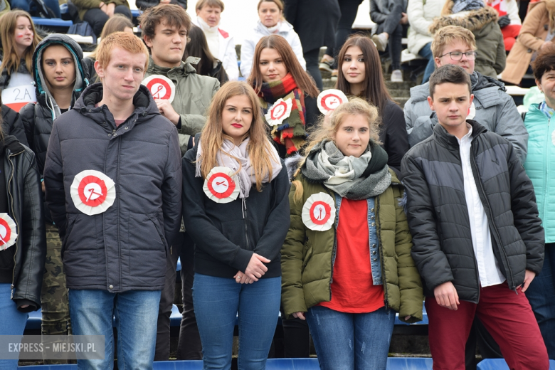 Uczniowie ogólniaka „na sportowo” uczcili 99. rocznicę odzyskania Niepodległości [FOTO]