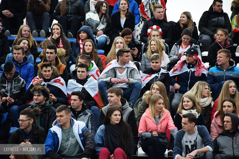 Uczniowie ogólniaka „na sportowo” uczcili 99. rocznicę odzyskania Niepodległości [FOTO]