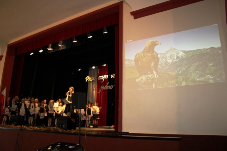 Uczniowie szkoły w Ciepłowodach przedstawili spektakl pod tytułem  „To jedno to Polska”