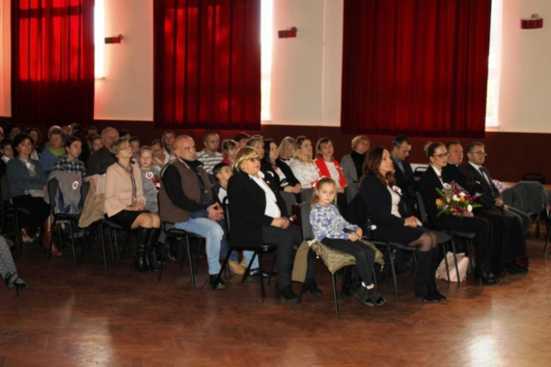 Uczniowie szkoły w Ciepłowodach przedstawili spektakl pod tytułem  „To jedno to Polska”