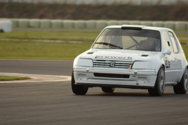 Od samego początku Peugeot 205 gti miał być lekkim autem wyścigowym o klasycznej budowie