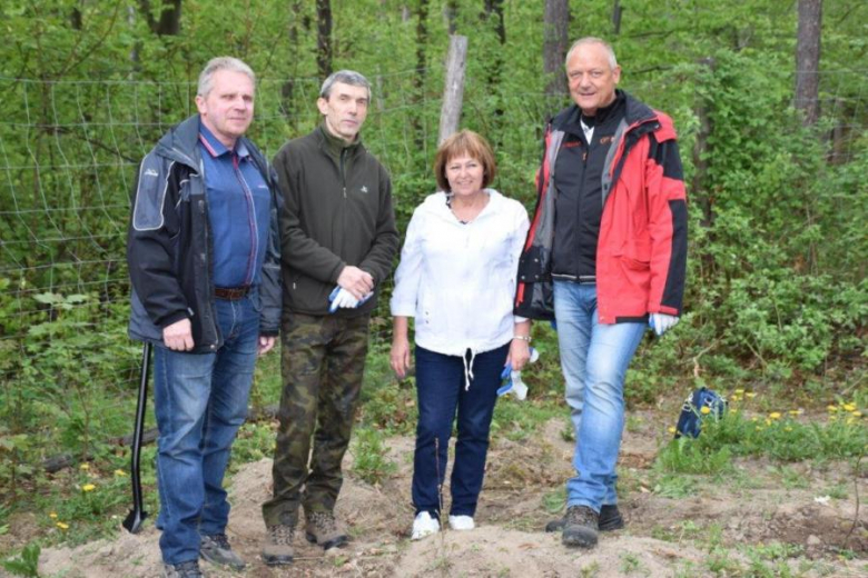 „Sadzimy 1000 drzew na minutę” - ogólnopolska akcja zorganizowana przez Lasy Państwowe, w którą włączyli się samorządowcy z gminy Bardo