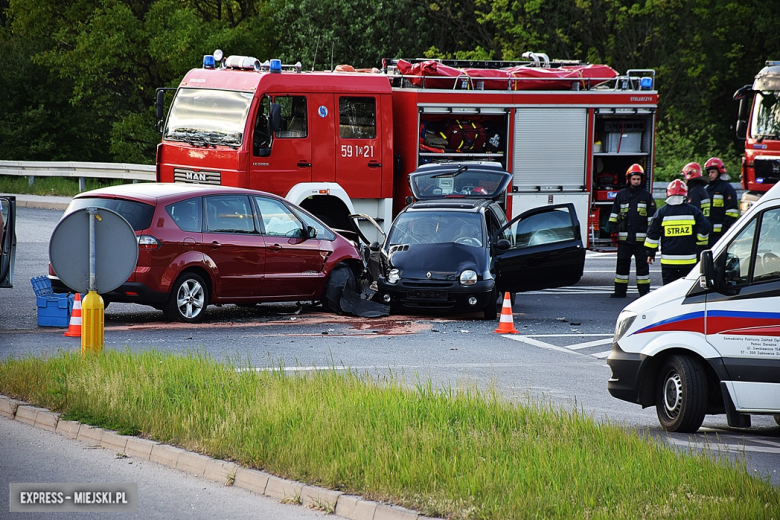 Zderzenie Renault i Forda na skrzyżowaniu ósemki z ul. Legnicką