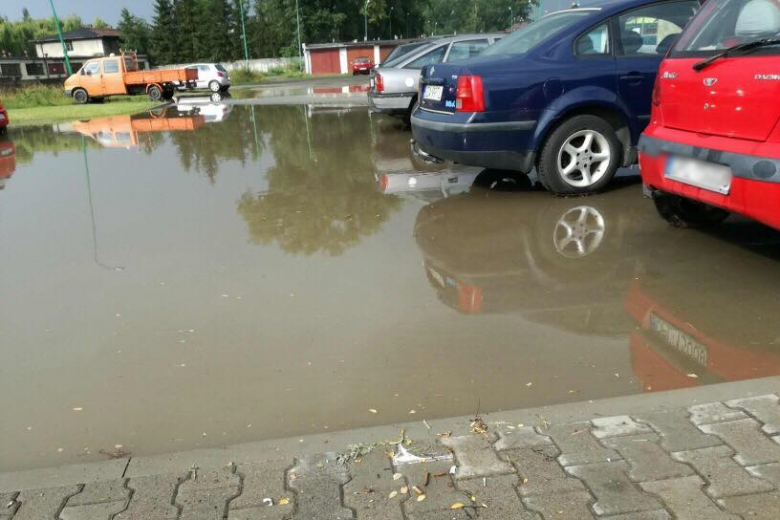 	Obfite opady deszczu w Ząbkowicach Śląskich. Zalany parking na osiedlu Słonecznym