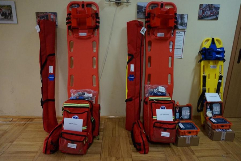Defibrylatory, torby ratownicze oraz deska ortopedyczna trafiły do strażaków z gminy Złoty Stok