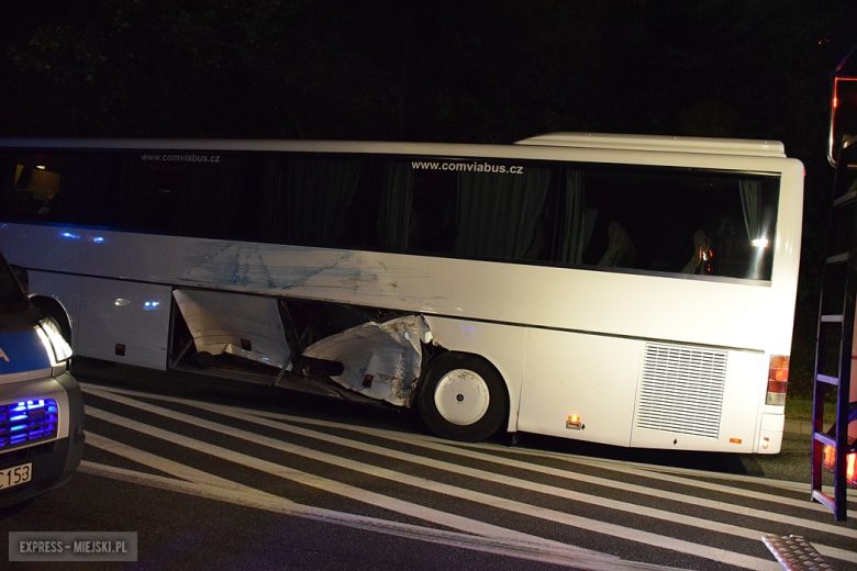 Zderzenie autobusu z cysterną na krajowej ósemce w Dębowinie