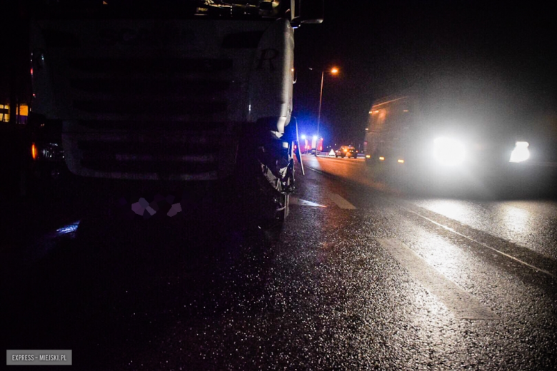 Zderzenie samochodu osobowego z ciężarówką na skrzyżowaniu krajowej ósemki z ul. Legnicką