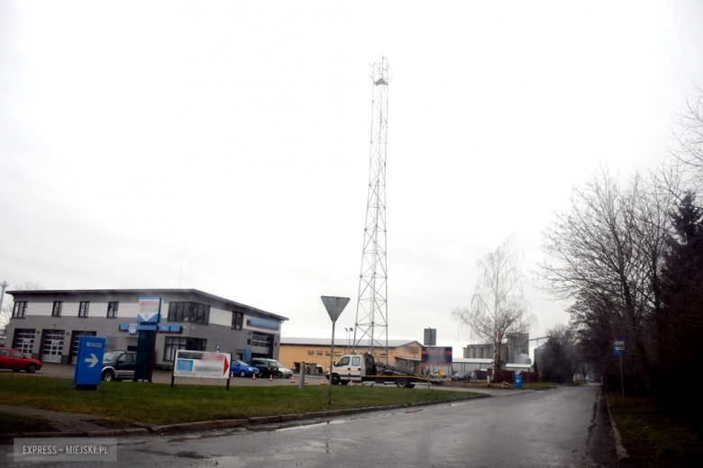 Kilkudziesięciometrowa wieża telekomunikacyjna znajduje się na działce przy ul. Wrocławskiej 27A