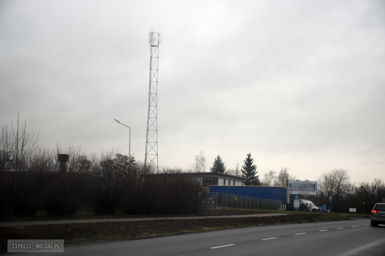 Kilkudziesięciometrowa wieża telekomunikacyjna znajduje się na działce przy ul. Wrocławskiej 27A