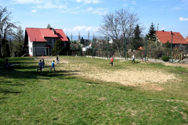 Nowe ogrodzenie boiska przy szkole podstawowej w Zwróconej