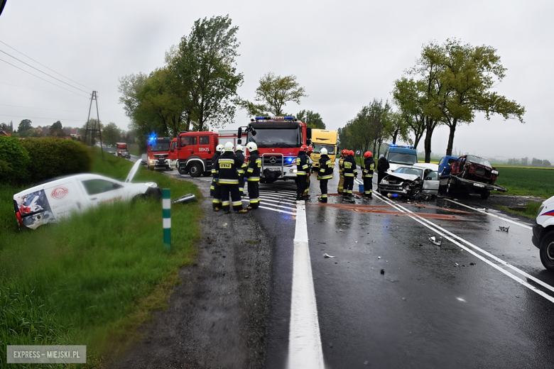 Zderzenie trzech pojazdów wysokości zjazdu do Tarnowa. Droga całkowicie zablokowana 