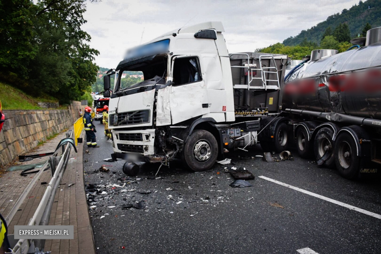 Zderzenie trzech samochodów ciężarowych w Bardzie. Droga zablokowana 