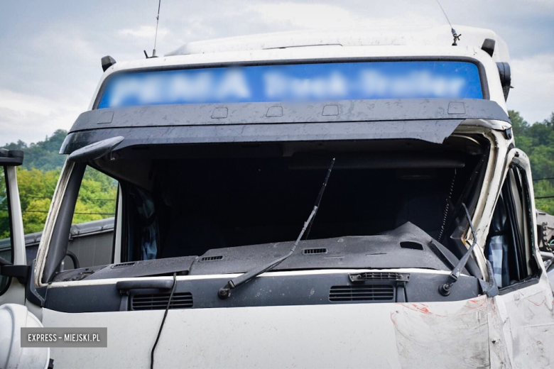 	Zderzenie trzech samochodów ciężarowych w Bardzie. Droga zablokowana 