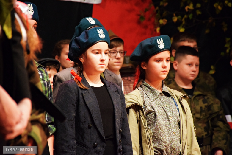 Uroczysta akademia szkolna z okazji 101. rocznicy odzyskania przez Polskę niepodległości