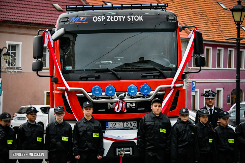 Oficjalne przekazanie nowego wozu strażakom-ochotnikom ze Złotego Stoku