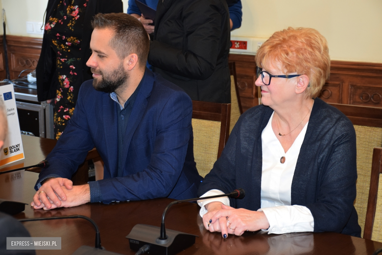 Umowa podpisana. Siedem nowoczesnych autobusów hybrydowych trafi do gminy Ząbkowice Śląskie