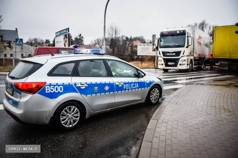 Zderzenie dwóch ciężarówek na skrzyżowaniu krajowej ósemki z ulicą Bohaterów Getta