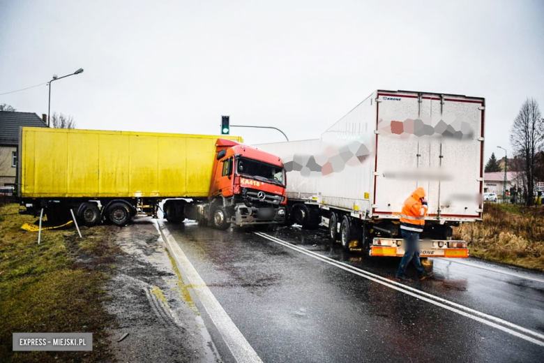 Zderzenie dwóch ciężarówek na skrzyżowaniu krajowej ósemki z ulicą Bohaterów Getta