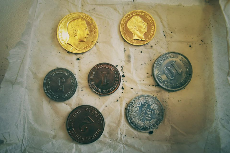 Z kapsuły czasu wyciągnięto dokumenty i monety sprzed ponad dwustu lat