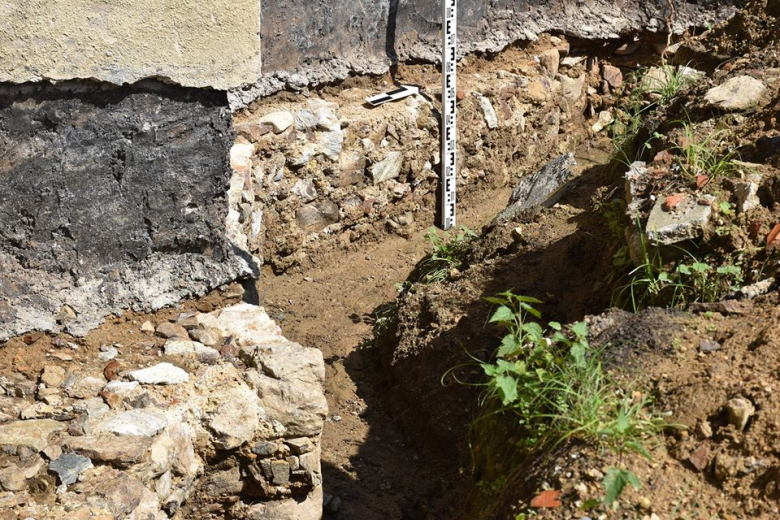 Podczas prac archeologicznych towarzyszących remontowi kościoła poewangelickiego w Złotym Stoku odsłonięto fragmenty muru kamiennego wykonanego z kamienia łamanego