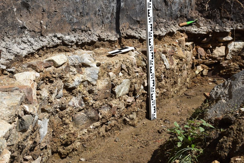 Podczas prac archeologicznych towarzyszących remontowi kościoła poewangelickiego w Złotym Stoku odsłonięto fragmenty muru kamiennego wykonanego z kamienia łamanego