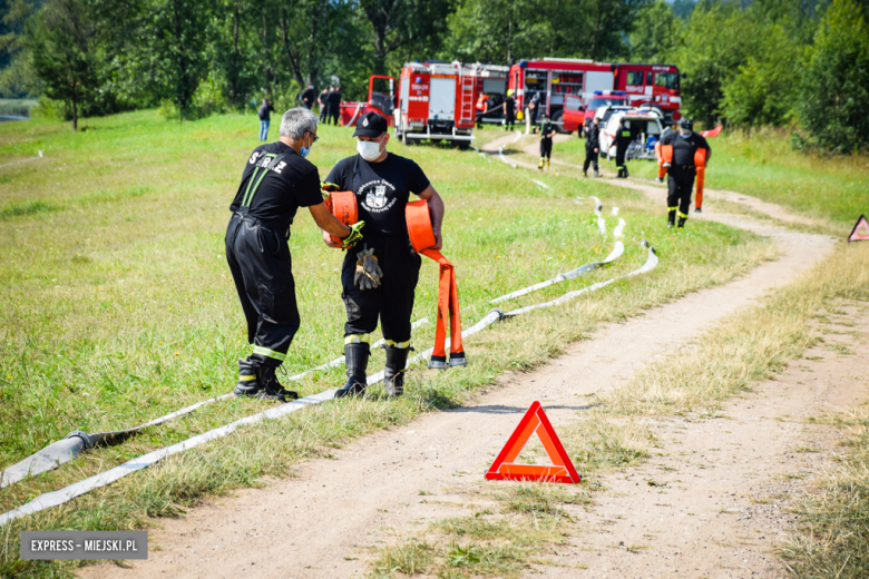 Ćwiczenia z zakresu ratownictwa przeciwpowodziowego. Strażacy ćwiczyli w Topoli