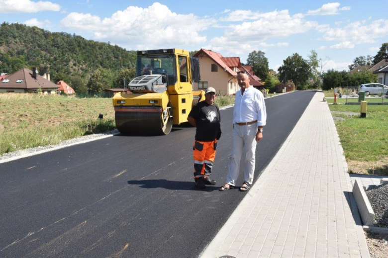 Realizacja zadania związanego z budową nawierzchni zajęła się firma BUDBIS z Nysy. Krzysztof Żegański burmistrz Barda oglądał efekty końcowe wykonanych prac
