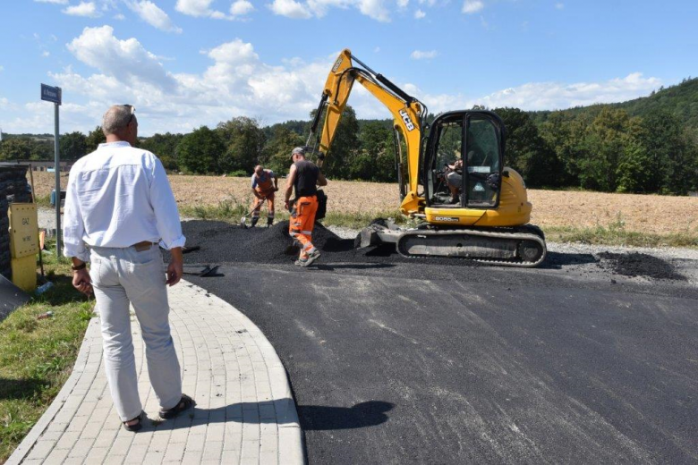Realizacja zadania związanego z budową nawierzchni zajęła się firma BUDBIS z Nysy. Krzysztof Żegański burmistrz Barda oglądał efekty końcowe wykonanych prac