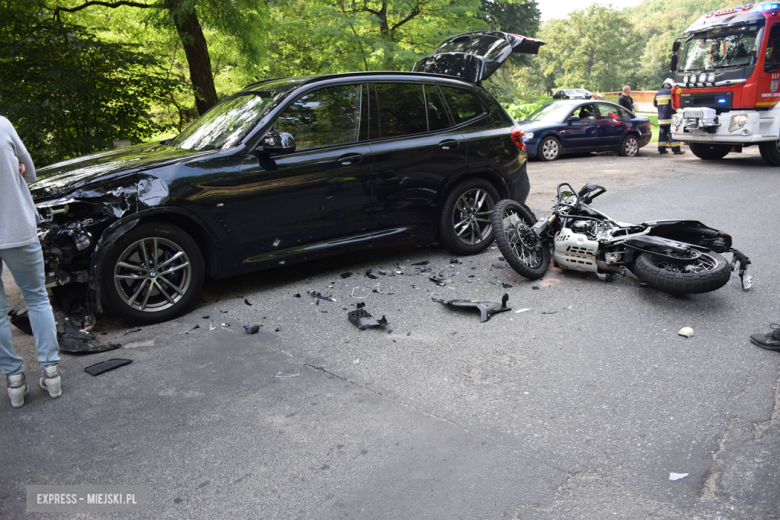 Zderzenie BMW i motocykla za Kamieńcem Ząbkowickim