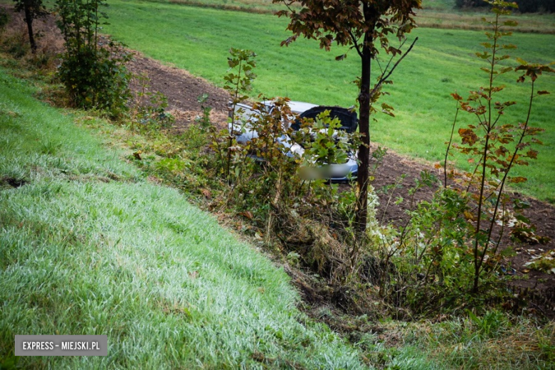 W Mąkolnie osobowy Opel wypadł z drogi. Ruch odbywa się wahadłowo