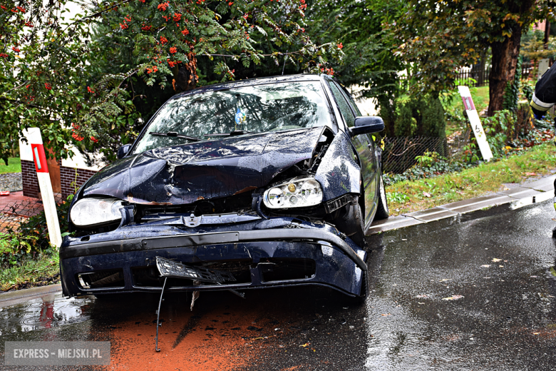 Czołowe zderzenie z udziałem dwóch samochodów osobowych w Ziębicach