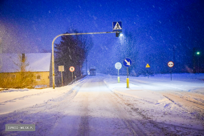 Intensywne opady śniegu sparaliżowały komunikację. Krajowa ósemka w Braszowicach