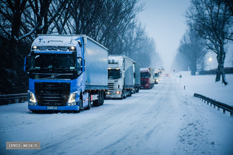 Intensywne opady śniegu sparaliżowały komunikację. Droga krajowa nr 8 między Bardem a Przyłękiem