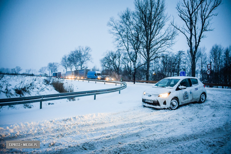 Intensywne opady śniegu sparaliżowały komunikację. Droga krajowa nr 8 między Bardem a Przyłękiem