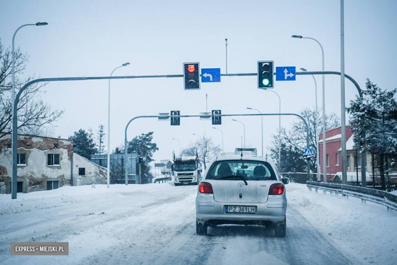 Intensywne opady śniegu sparaliżowały komunikację. Krajowa ósemka - skrzyżowanie w Braszowicach