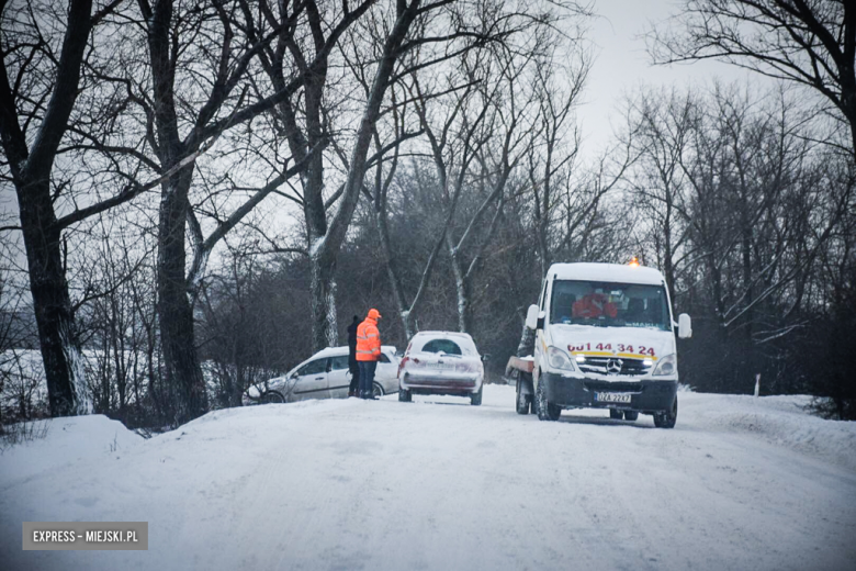 Intensywne opady śniegu sparaliżowały komunikację. Droga wojewódzka nr 382 między Strąkową a Kamieńcem Ząbkowickim