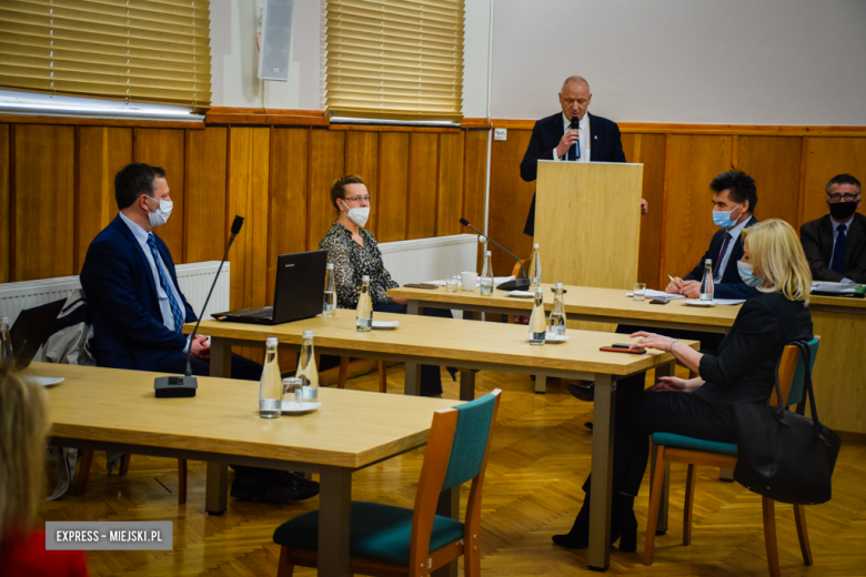 Sesja Rady Powiatu Ząbkowickiego podczas której radni podjęli uchwałę w sprawie zamiaru likwidacji Domu Wczasów Dziecięcych w Bardzie

